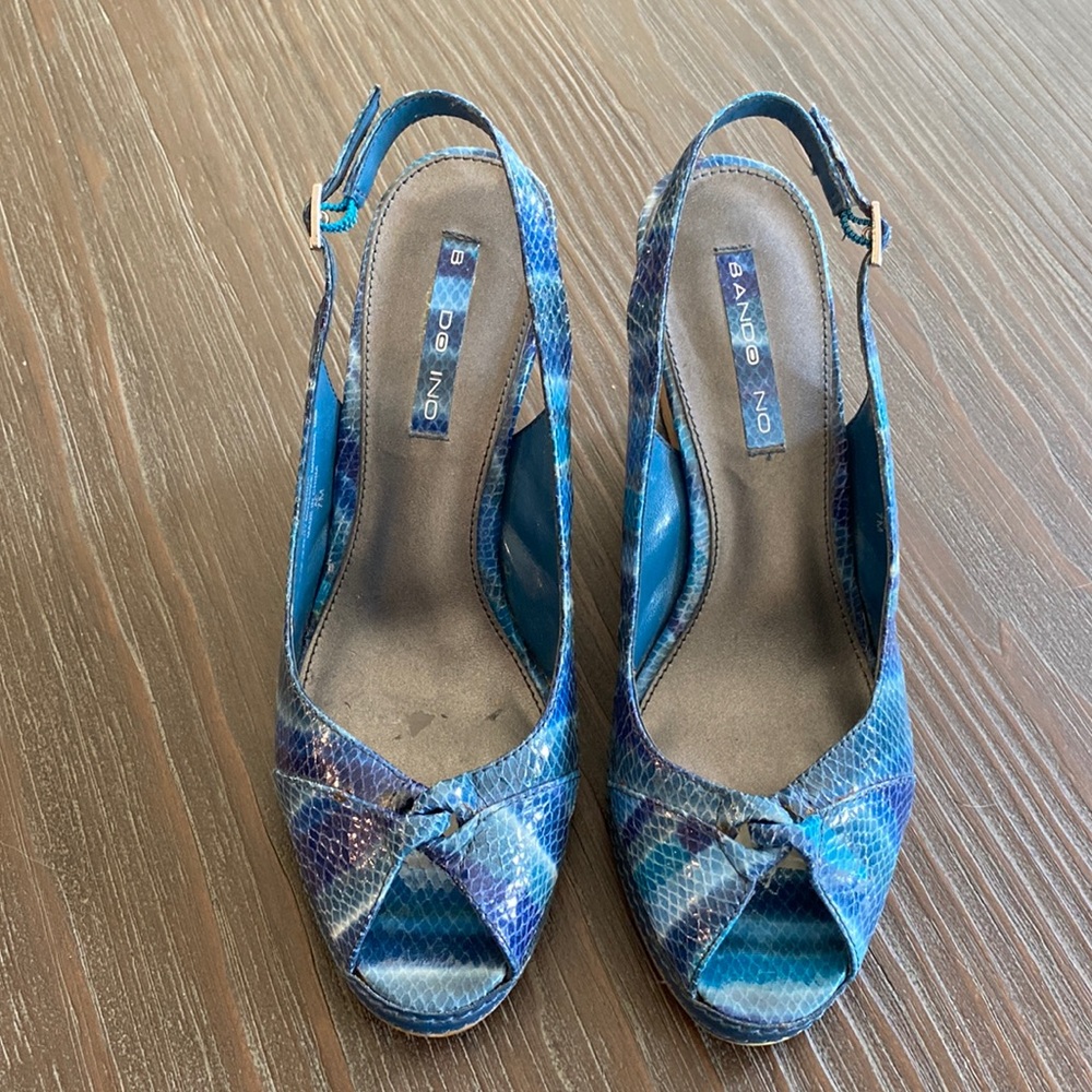 Bandolino ladies snakeskin type shoe in size 7 with cork wedge heels.